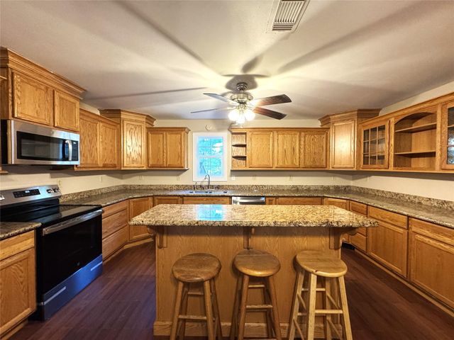 275 Buffalo Run E, Livingston, TX 77351