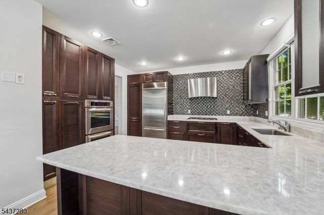 76 Schindler Way, Fairfield Twp., NJ 07004
