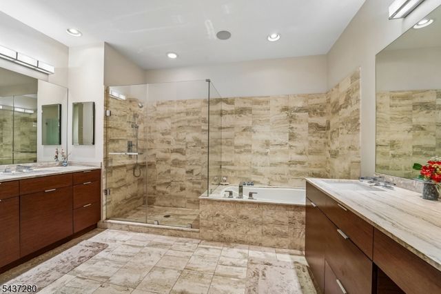 76 Schindler Way, Fairfield Twp., NJ 07004