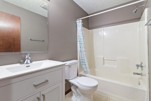 7800 Eider Avenue, Hobart, IN 46342