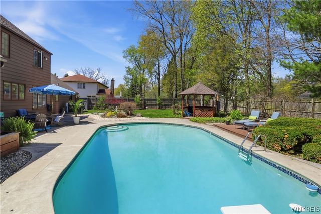 37 Crown Point Lane, Amherst, NY 14221