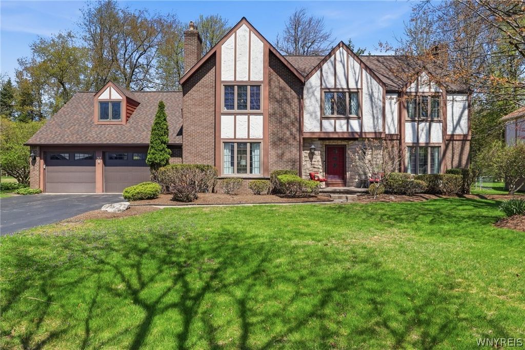 37 Crown Point Lane, Amherst, NY 14221
