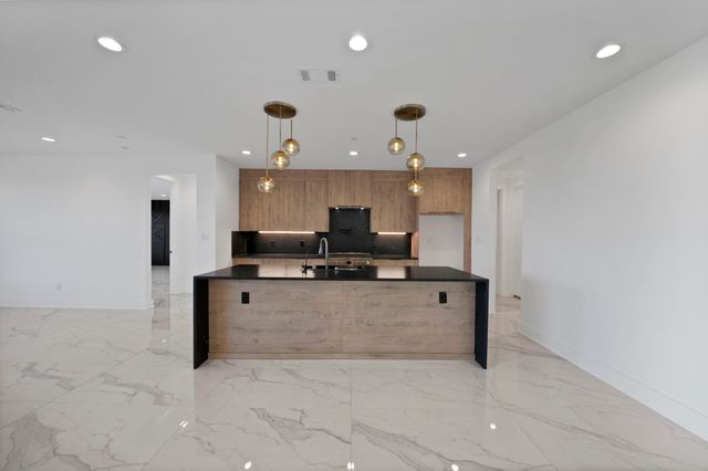 443 Whispering Way, Red Oak, TX 75154