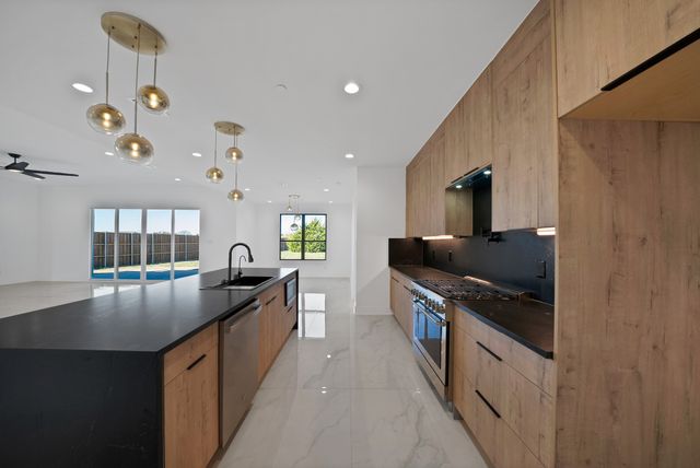 443 Whispering Way, Red Oak, TX 75154