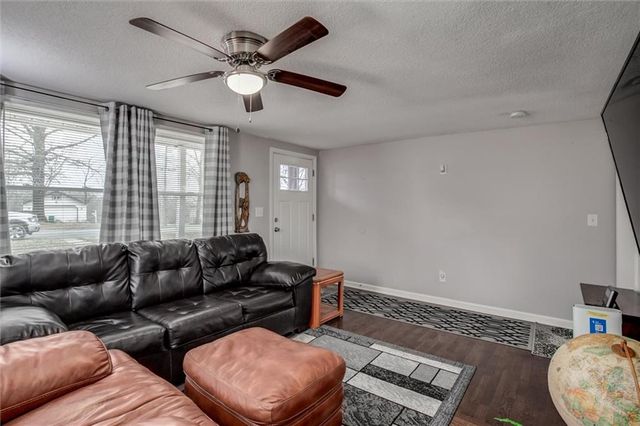 541 S Bluegrass Drive, Bonner Springs, KS 66012