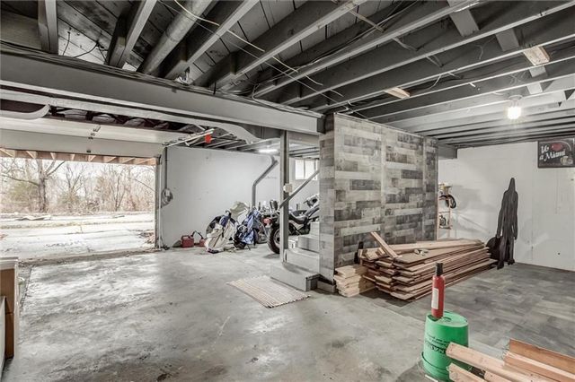 541 S Bluegrass Drive, Bonner Springs, KS 66012