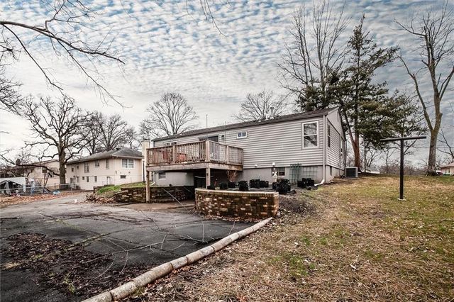 541 S Bluegrass Drive, Bonner Springs, KS 66012