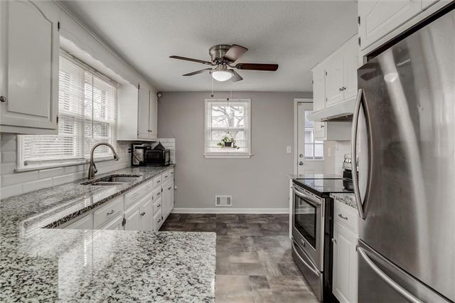 541 S Bluegrass Drive, Bonner Springs, KS 66012