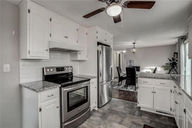 541 S Bluegrass Drive, Bonner Springs, KS 66012