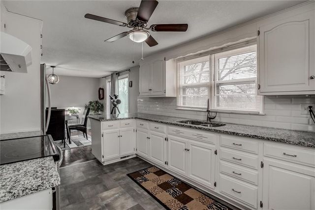 541 S Bluegrass Drive, Bonner Springs, KS 66012