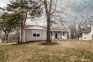 541 S Bluegrass Drive, Bonner Springs, KS 66012