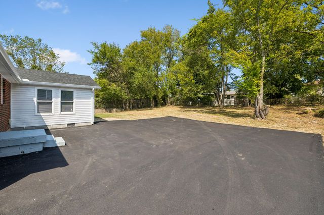 245 Bonnacroft Dr, Hermitage, TN 37076