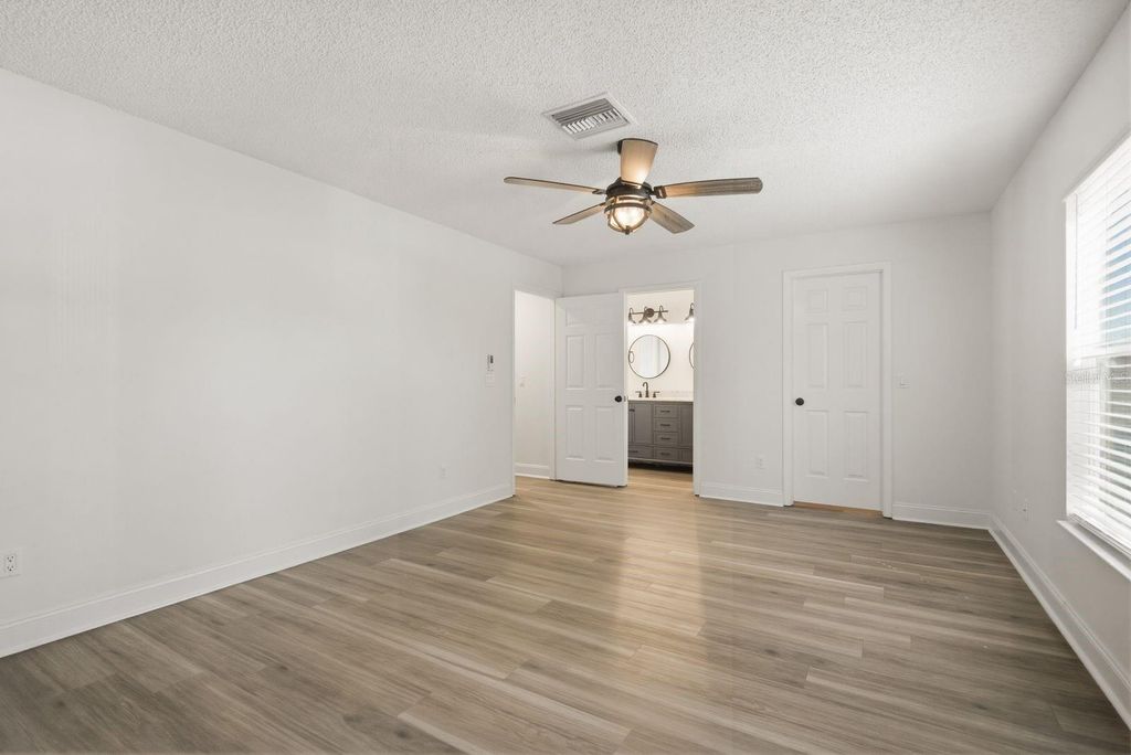 Image 30 of property listing at 2204 HOWARD LANE, Tampa, FL 33612