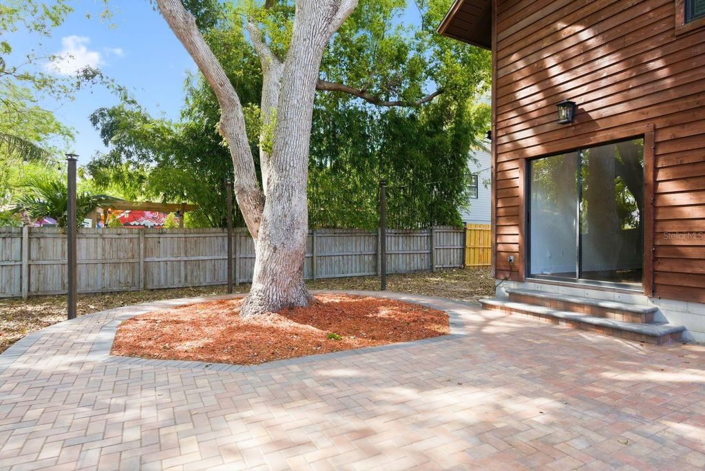 Image 37 of property listing at 2204 HOWARD LANE, Tampa, FL 33612