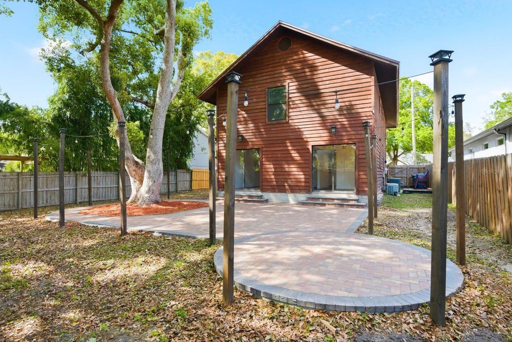 Image 38 of property listing at 2204 HOWARD LANE, Tampa, FL 33612