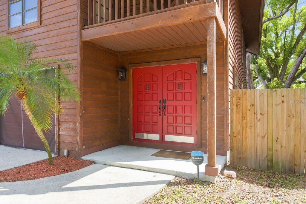 Image 5 of property listing at 2204 HOWARD LANE, Tampa, FL 33612