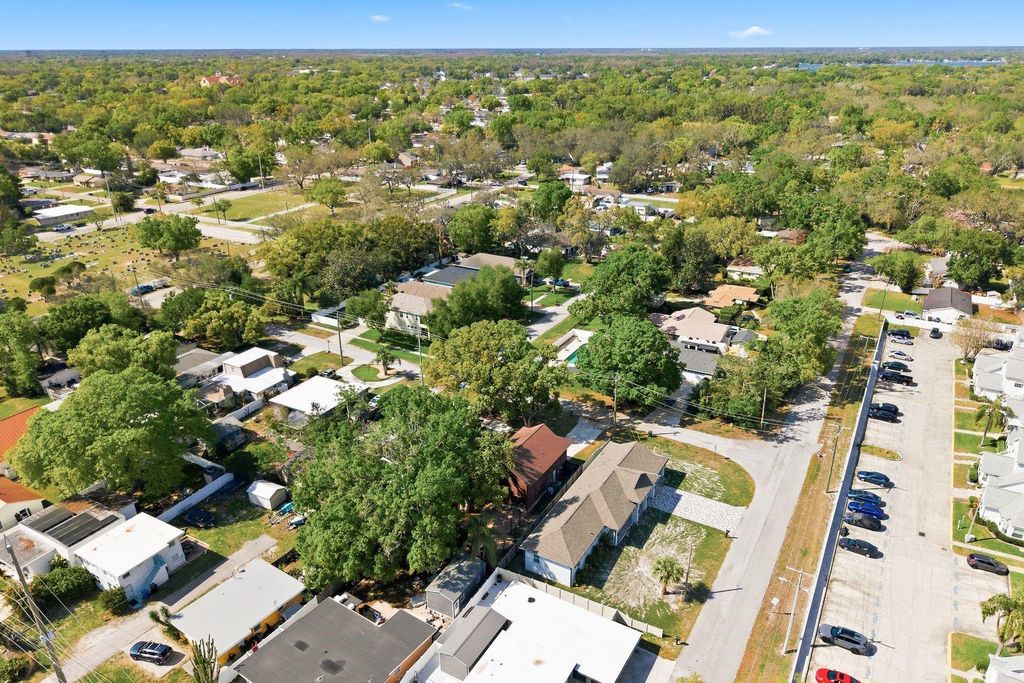 Image 44 of property listing at 2204 HOWARD LANE, Tampa, FL 33612