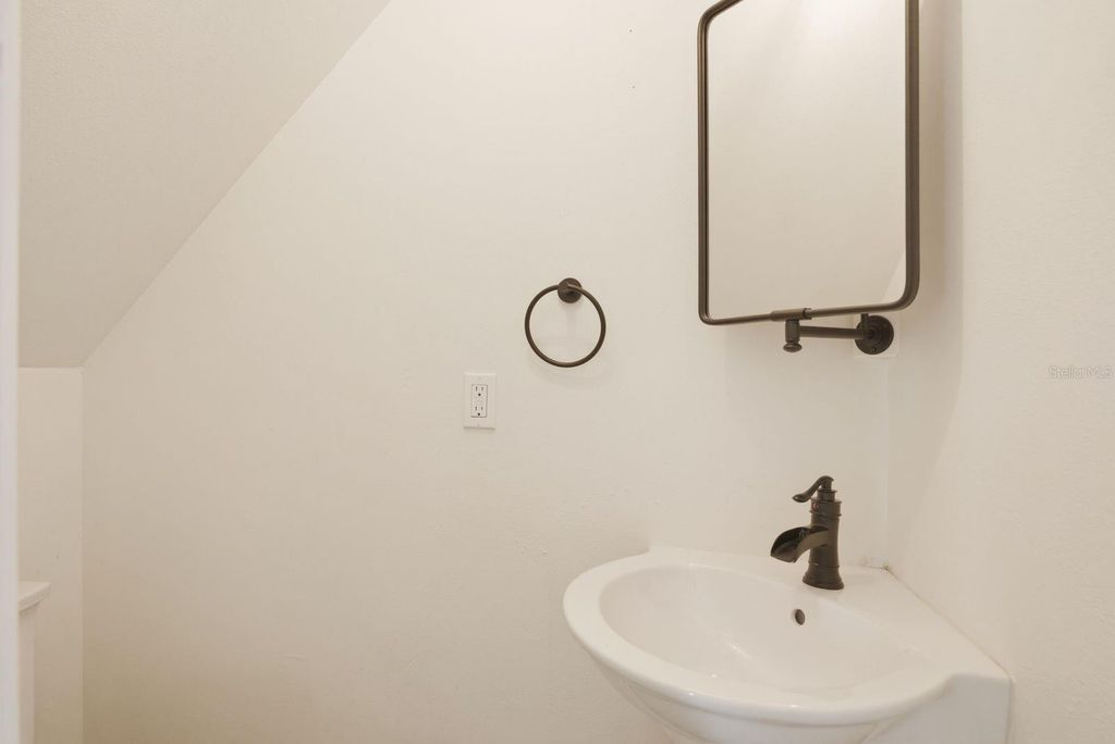 Image 9 of property listing at 2204 HOWARD LANE, Tampa, FL 33612