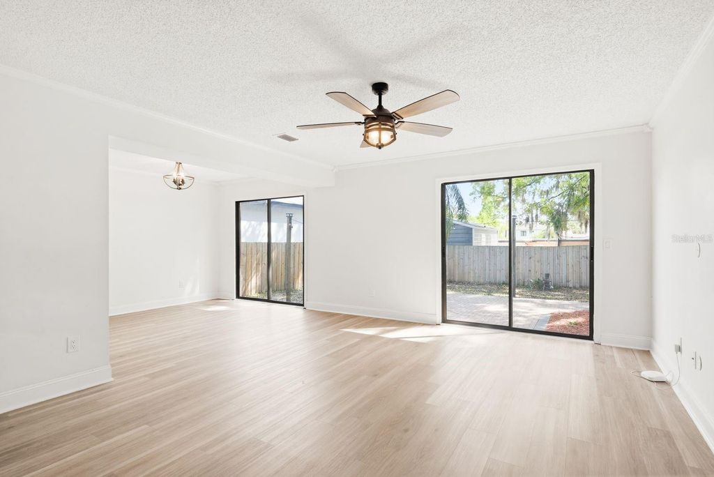 Image 10 of property listing at 2204 HOWARD LANE, Tampa, FL 33612