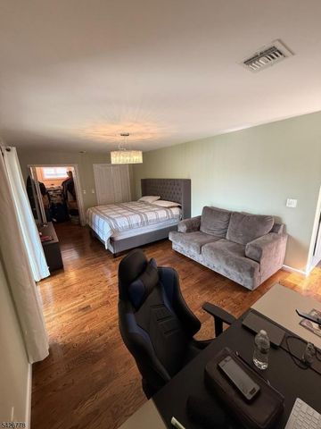 555 Hussa St, Linden City, NJ 07036