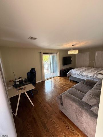 555 Hussa St, Linden City, NJ 07036