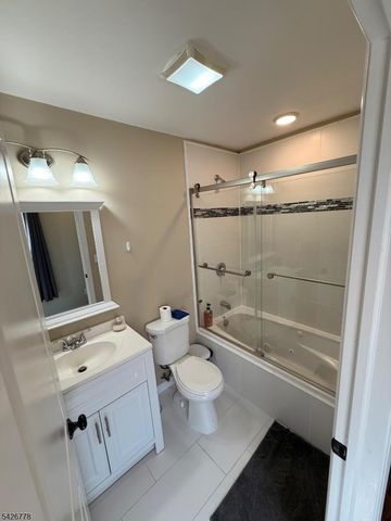 555 Hussa St, Linden City, NJ 07036