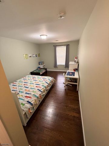 555 Hussa St, Linden City, NJ 07036