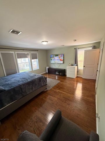555 Hussa St, Linden City, NJ 07036