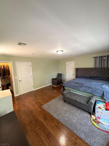 555 Hussa St, Linden City, NJ 07036