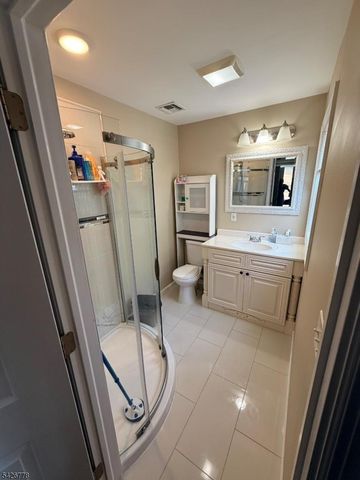 555 Hussa St, Linden City, NJ 07036