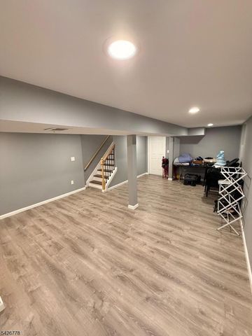555 Hussa St, Linden City, NJ 07036