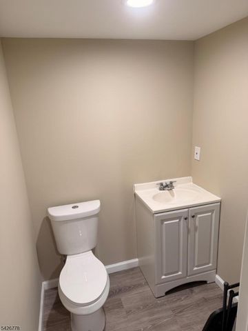 555 Hussa St, Linden City, NJ 07036