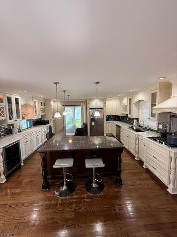 555 Hussa St, Linden City, NJ 07036