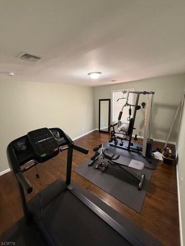 555 Hussa St, Linden City, NJ 07036