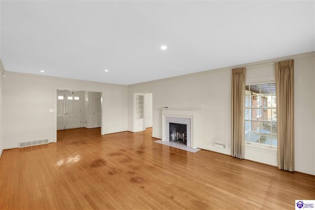 5842 Brittany Woods Circle, Louisville, KY 40222