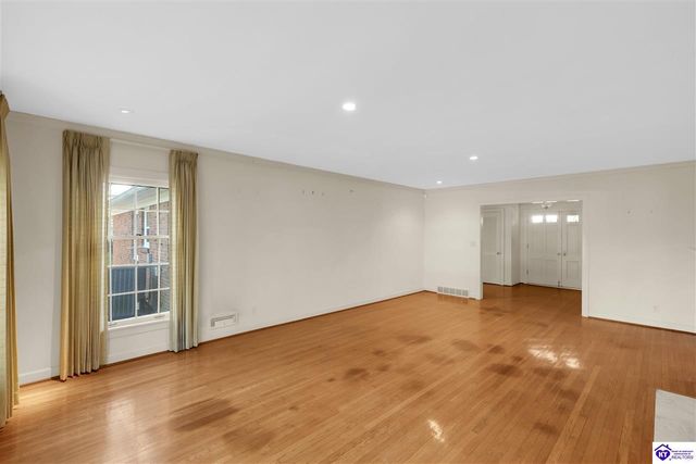 5842 Brittany Woods Circle, Louisville, KY 40222