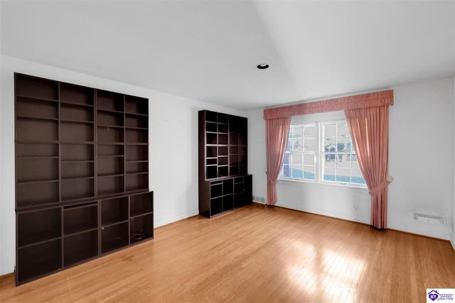 5842 Brittany Woods Circle, Louisville, KY 40222