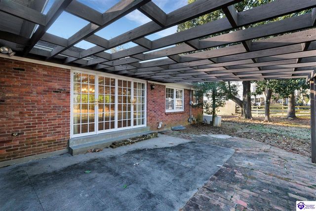 5842 Brittany Woods Circle, Louisville, KY 40222