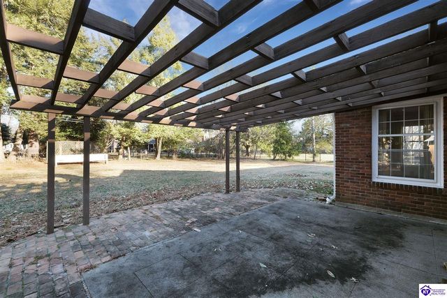 5842 Brittany Woods Circle, Louisville, KY 40222