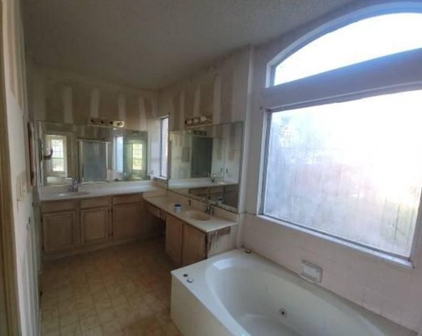 1108 Kensington Drive, Desoto, TX 75115