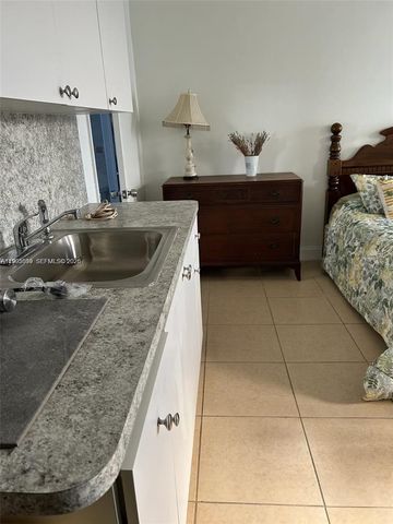 9525 SW 16th St A, Miami, FL 33165