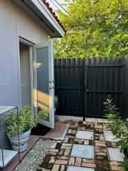 9525 SW 16th St A, Miami, FL 33165