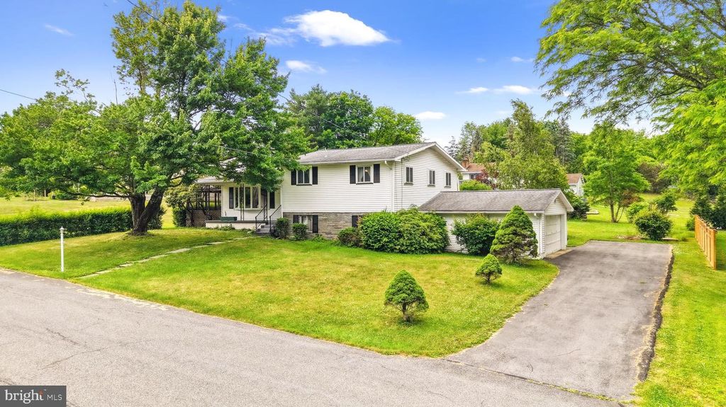 407 COLONIAL DR, Stroudsburg, PA 18360