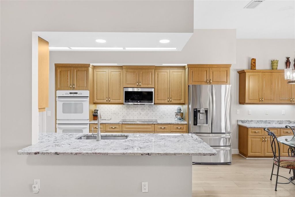 Image 11 of property listing at 6115 9TH AVENUE CIRCLE NE, Bradenton, FL 34212