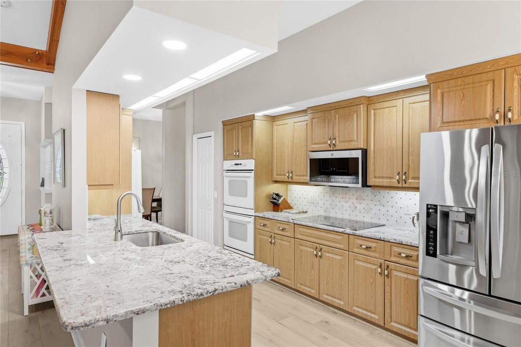 Image 12 of property listing at 6115 9TH AVENUE CIRCLE NE, Bradenton, FL 34212