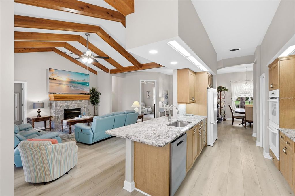 Image 13 of property listing at 6115 9TH AVENUE CIRCLE NE, Bradenton, FL 34212