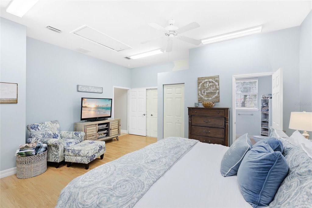 Image 24 of property listing at 6115 9TH AVENUE CIRCLE NE, Bradenton, FL 34212