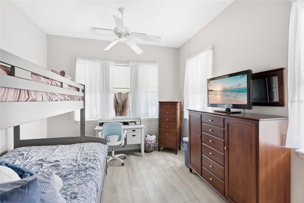 Image 30 of property listing at 6115 9TH AVENUE CIRCLE NE, Bradenton, FL 34212