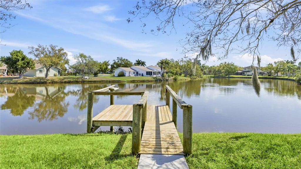 Image 36 of property listing at 6115 9TH AVENUE CIRCLE NE, Bradenton, FL 34212
