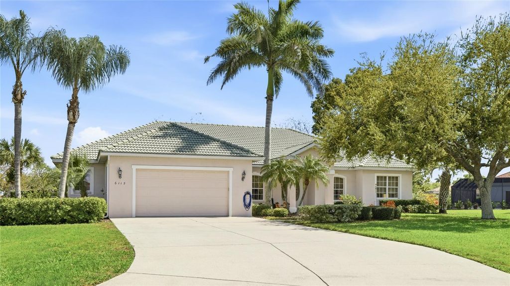 Image 5 of property listing at 6115 9TH AVENUE CIRCLE NE, Bradenton, FL 34212